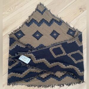 Wilfred Aritzia Diamond Triangle Scarf